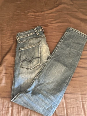 Blåa replay slim fit  - Tja, säljer mina mycke använda par replays! De är hyfsat slitna men de funkar bra och kan även va snyggt me naturliga slitningar w30 l34 skulle dock säga att de passar mer åt L32 hållet. Vid funderingar är de bara att höra av sig🙌✌️