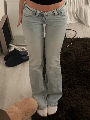 Ljusblå jeans - Säljer ett par ljusblå ”Runway Jeans” från GinaTricot 14+🩵Dem är i storlek S och är använda men i väldigt bra skick, nypris är 399kr