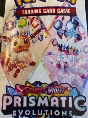 5 paket för 350kr  av Pokémon Prismatic Evolutions booster - (5 paket för 350kr) Boosterpack med 10 samlarkort från Pokémon Scarlet & Violet Prismatic Evolutions. Färgglad förpackning med Eevee och Glaceon i prisma-stil. Perfekt för dig som vill utöka din samling eller spela Trading Card Game. Replika