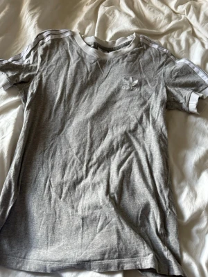 Grå tränings t-shirt  - Grå tränings t shirt med vita detaljer
