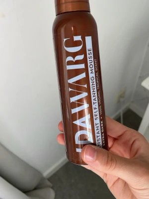 IDA WARG brun utan sol mousse - Endast använd 1–2 gånger, så nästan hela flaskan finns kvar. Ger en djup, jämn och naturlig solbränna. Moussen är lätt att applicera, har färgguide som gör det enkelt att se var du applicerat och utvecklas till full färg inom cirka 12 timmar. Vegansk formula med tropisk doft. 
