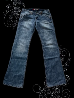 Loose bootcut jeans från Crown - Säljer ett par Loose bootcut/ wide jeans som var för små för mig. Finns inga skador på Jensen de är väldigt fina och har coola y2k mönster och designer 