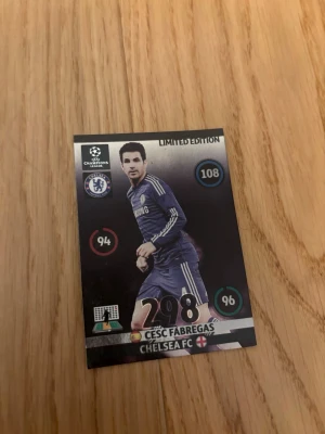 Limited Edition fotbollskort Fabregas - Säljer ett Limited Edition fotbollskort med Cesc Fabregas från Chelsea FC. Kortet har Champions League-logga och visar olika stats i färgerna röd, blå och grön. Fabregas är avbildad i blå Chelsea-matchställ. Väldigt gammalt kort som är väldigt rare. Passar perfekt för dig som tycker om gamla spelare och värdefulla grejer 