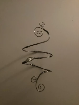 Silvrig armcuff - Handgjord med unika spiraldesigner.