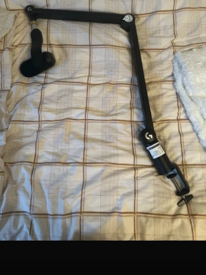 Svart mikrofonarm från Elgato - Säljer en svart mikrofonarm från Elgato med justerbara leder och bordsfäste. Armen är tillverkad i metall och har en stilren design som passar perfekt till streaming eller poddande. Enkel att montera och använda till de flesta mikrofoner.
