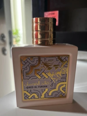 Qaed Al Fursan Eau de Parfum - Tropiska frukter, kokos och vanilj. Lutar sig mot solkräm. Det är cirka 90% eller 95% kvar.   TOP NOTER:  kokosnöt, ananas, citrus HJÄRTNOTER: ylang-ylang, frangipan, jasmine BASNOTER: vanilj, musk, sandelträ, söta noter  