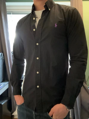 Ralph Lauren skjorta - Härlig skjorta från Ralph lauren som sitter riktigt fint🤩I jättebra skick och tyget är luftigt så man kan hålla sig sval. Storlek S, är 177cm lång på bilden. Skicka gärna frågor och prisförslag!😄