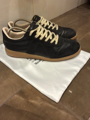Masion margiela Gats - Tjena ! Snygga gata i fint skick och dustbag med kommer!!! Priset kan diskuteras vid snabb affär och skickar samma dag som vanligt