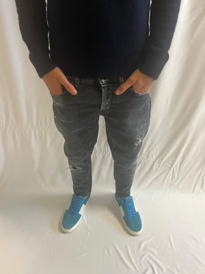 Dondup George  - Tja! Säljer nu dessa feta svarta Dondup jeans med original slitningar från fabrik. Jeansen är i storlek 32 men sitter som 30-29.                                 Nypris: ca 3000kr.                                                       Säljs för: 699kr.                                                             Tveka inte på höra av er vid intresse eller funderingar!  