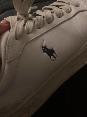Vita sneakers från Polo Ralph Lauren - Små i storlek! Har lite skador så är alltså ganska använda
