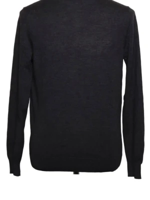 Suitsupply stickad tröja (L) - En enkel och stilren mörkgrå stickad tröja med lång ärm och rund hals. Tröjan har ribbade muddar vid ärmslut och nederkant. Perfekt för lager på lager och passar till det mesta i garderoben.