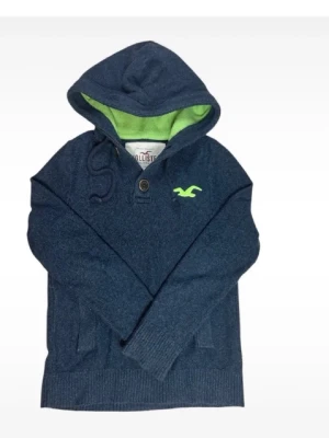 Archive Hollister Hoodie - Fantastisk Hollister hoodie som är mycket eftertraktad , otroligt skönt material och svår att få tag på. Storlek S passar XS 