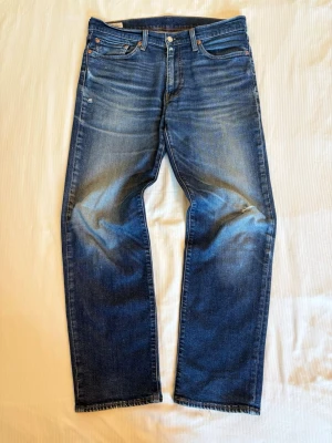 Distressed Levi’s 514 Jeans  - Heeejjjj!! säljer mina 514 Levi’s jeans i storleken 33/32🤞passformen är för dessa jeans är straight och de ha en helt sjuk wash och är distressed🫣tvecka inte på att skriva ifall ni har fler frågor✌️