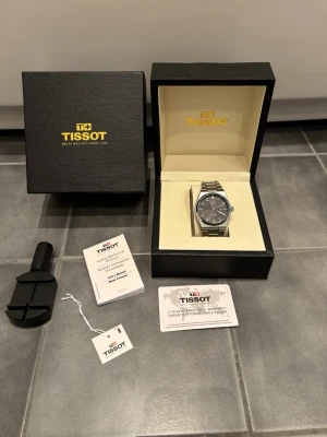 Tissot prx - Allt orginal följer med på bild, dessutom tissots orginala bag tillkommer vid köp! Extremt bra skick  och justerbart armband! Inte en ända repa!  40mm är klockan för er som undrar. Fraktas snabbt! Med vänlig hälsning // Arvid