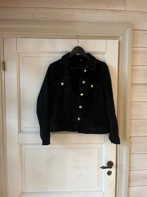 Svart jeansjacka Vero Moda - Stilren svart jeansjacka från Vero Moda. Knappen längst ner saknas men inget man tänker på 
