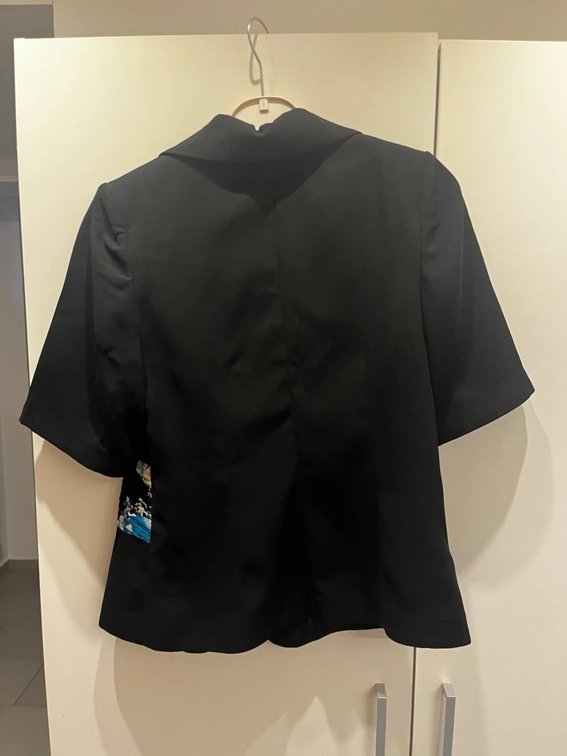 Svart dress med blått mönster - 5