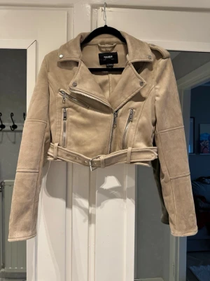 Beige mockajacka - Beige mockajacka från Pull&Bear i bikerstil. Storlek xs