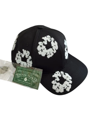 Denim Tears - Denim Tears Cap – Svart 🖤  Ikonisk keps med stark identitet och premiumkänsla ✨ Detaljerad brodyr runt hela kepsen som sticker ut direkt 👀 Hög kvalitet och strukturerad passform för en clean look 💎 Perfekt statement-piece till både streetwear och lyxiga fits 🔥  🔹 Märke: Denim Tears 🔹 Färg: Svart / Vit brodyr 🔹 Skick: Nyskick 🔹 Passform: One size (justerbar)  📦 Snabb leverans 💎 Limited vibe – först till kvarn