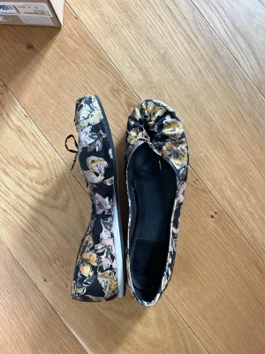 Diesel ballerinaskor - Original diesel ballerinaskor med orginalboxen kvar. Så söta med en fin knytning där fram. 