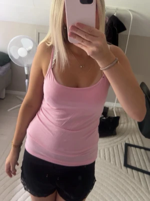 Rosa linnetopp - Säljer en ljusrosa linnetopp med tunna axelband. Perfekt för chill hemma eller till vardags eller som pyjamas. Materialet känns mjukt och bekvämt mot huden.