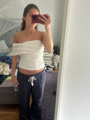 Vit spetsig offshoulder tubtopp - Säljer en vit offshoulder tubtopp i spets. Köpt på plick så vet tyvär inte vilket märke det är💗