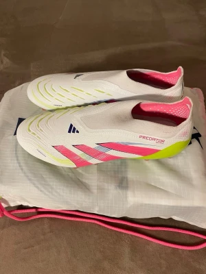 Adidas predator elite ag 40 - Säljer ett par helt nya adidas predator elite. Köpta från unisport. Aldrig använda och är sköna å snygga skor. Bra pris.
