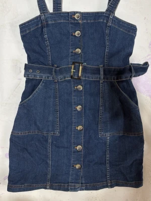 Jeansklänning med bälte Divided - Blå jeans klänning