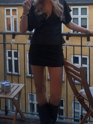 svart kjol cubus - svart kjol från cubus storlek s. medellång modell. skriv vid frågor eller intresse 