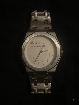 Who Cares I'm Already Late - Säljer min klocka med den klassiska texten "Who cares I’m already late" på urtavlan. Riktigt schysst och stilren modell som passar till allt och ger en unik detalj till outfiten. Den är i fint skick då den bara är använd ett fåtal gånger. Armbandet justeras enkelt så att det passar perfekt på handleden.DETTA INGÅR. KLOCKAN,ORIGINALBOX, EXTRA LÄNKAR ,LÄNKVERKTYG.  
