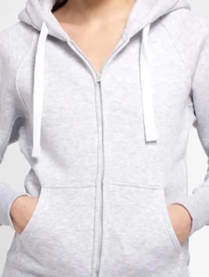 Ljusgrå russemerch kofta  - Snygg ljusgrå hoodie med dragkedja framtill och vita snören i huvan. Hoodien har känguruficka och ribbade muddar vid ärmar och nederkant. Perfekt för en avslappnad och chill stil. Använd några gånger.pris kan diskuteras 