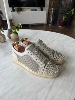 Christan Louboutin - Junior spikes i fint skick med mesh/nät | Självklart äkta! | Går att få mycket finare med en tvätt | Storlek 41 men sitter större | Hör av dig vid frågor eller funderingar🤝
