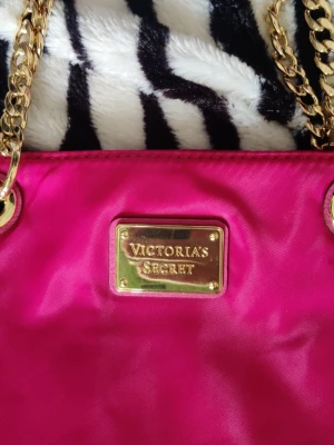2000s Victoria's Secret väska - Snygg axelväska i starkt rosa från Victoria's Secret. Säljer mer kläder i liknande stil i min profil :) fråga om du undrar nåt!💕 