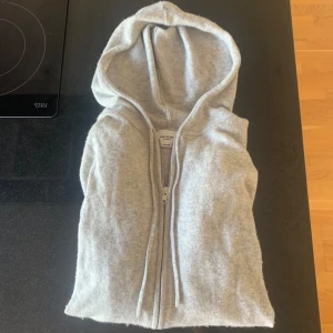 John Henric cashmere hoodie - Skönaste tröjan jag någonsin ägt och sjukt snygg oxå. Köp på NK för omkring 2800, tveka inte på att höra av dig!