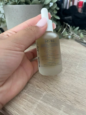 SKINCITY Skincare Algae Therapy olja - En ansiktsolja från SKINCITY Skincare, Algae Therapy, med mikro- och makroalger. Kommer i en frostad glasflaska med pipett och vit kork. Passar torr, normal och kombinerad hud samt känslig hy. Innehåller 30 ml.