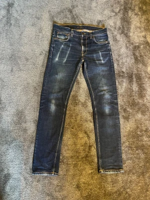 Mörkblå Nudie Jeans - Säljer ett par snygga nudie jeans - modell Lean Dean dry 16 Dips - mycket bra skick - storlek 32/32 - pris 599