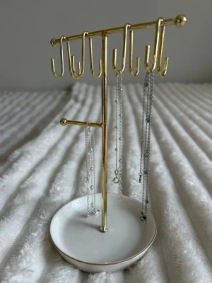 Smyckes förvaring i guld  - Säljer en superfin smyckes förvaring i guld med en vit botten, kommer från Guldfynd och är i jättebra skick! Ca 15cm hög 💕