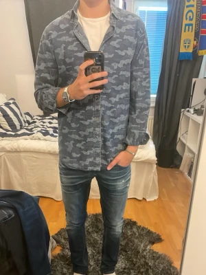 Blå camo skjorta från Polo Ralph Lauren - Tjena!! Nu säljer jag denna otroligt snygga blåa camo jeans skjortan från Ralph Lauren! Storlek medium, bra skick använd ett par gånger,inte sliten på något sätt! Funkar bra som overshirt😄skriv om du har några frågor!!