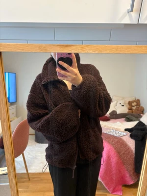 Mörkbrun teddyjacka - Mysig brun teddyjacka, ej använd