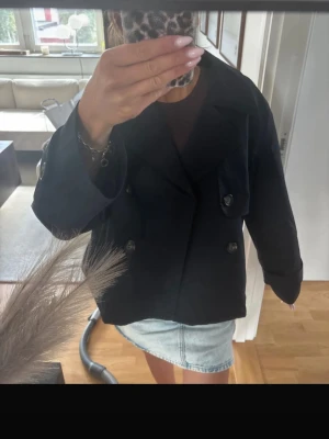 Svart dubbelknäppt kavaj - Mörkblå trenchcoat, aldrig använd men prislappen finns inte kvar. I storlek xs men passar S också 