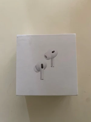 Vita trådlösa in-ear hörlurar - Snygga vita trådlösa in-ear hörlurar med laddningsetui. Kompakt och stilren design i plast, perfekt för musik och samtal på språng. Levereras i originalförpackning.