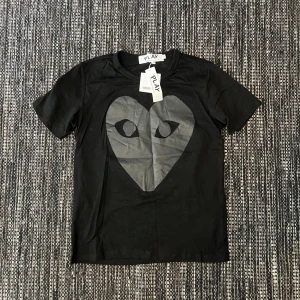 Svart CDG t shirt  - S men sitter som xs, aldrig använt. skicka ett meddelande om du har några frågor
