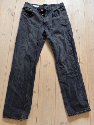 Zara jeans straight fit - Säljer ett par svarta jeans från Zara i straight fit. Storlek 40. Tecken på användning finns och kan ses på bild 4 