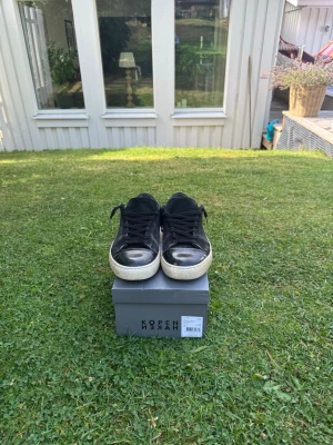 Sneaky Steve skor.  - Snygga svarta sneakers i mocka med matchande svarta skosnören och tåparti i blankare material. Skorna har en vit, något tjockare sula som ger en clean kontrast till ovandelen. Perfekta för dig som gillar en stilren och enkel look. Ser ut som lanvins fast det inte är det. Hör av er vid frågor eller priser😁✅👌