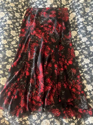 Gotisk lång röd/svart kjol - Köpt på sellpy tror jag, i alla fall second hand. Jättefint skick dock. Har använt själv max 1-2 ggr då den tyvärr inte passar mig i formen. Verkligen underbar kjol dock, önskar att den passat mig…  :P Går ner till lite över anklarna på mig som är 168 cm