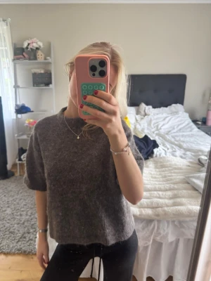 PREMIUM QUALITY stickad tröja  - Mysig brun premium quality stickad tröja från Gina Tricot i storlek XS. Tröjan har en rak passform, kortare ärmar. aldrig använd❤️