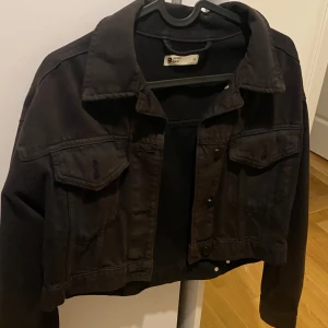 Jeansjacka - Kort svart jeansjacka i storlek Xsmall från Gina Tricot, använd därför sälj den för 100kr