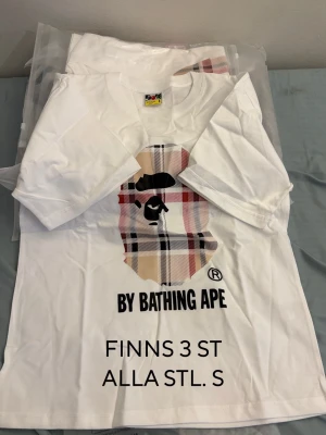 BAPE T-Shirts (3st) - Storlek: S, helt nya aldrig använt. 1 tröja för 350kr, DM ifall du vill köpa fler än ett. 😁