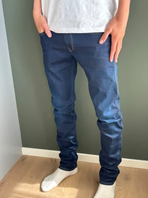 Replay Anbass - Ett par schysta Replay jeans i helt nytt skick med feta detaljer!                                               Nypris - 1700kr                                                  Storlek - 31/34                                                          Mått- A: 41 B: 84 C: 26 D: 19 E: 16.5 (cm)       Priser kan diskuteras vid snabb affär, skickas samma dag eller dagen efter!🚚💸 