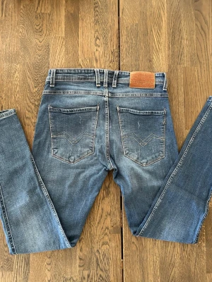 Replay jeans - Säljer ett par Replay jeans. Ända skavanken syns på bild 4.