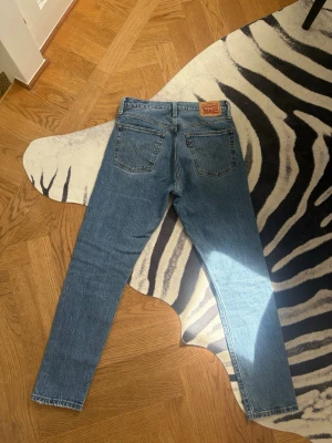 Jättefina blåa Levi’s 501 skinny jeans - Jättefina blåa Levis 501 skinny jeans i storlek W25 L28 som är i mycket bra skick. Jeansen är i bra material, har en väldigt fin passform och är stretchiga. De är ett väldigt bra bassplag, är högmidjade och är perfekta nu inför hösten. Skriv om funderingar, lämna gärna omdöme och priset kan diskuteras😊
